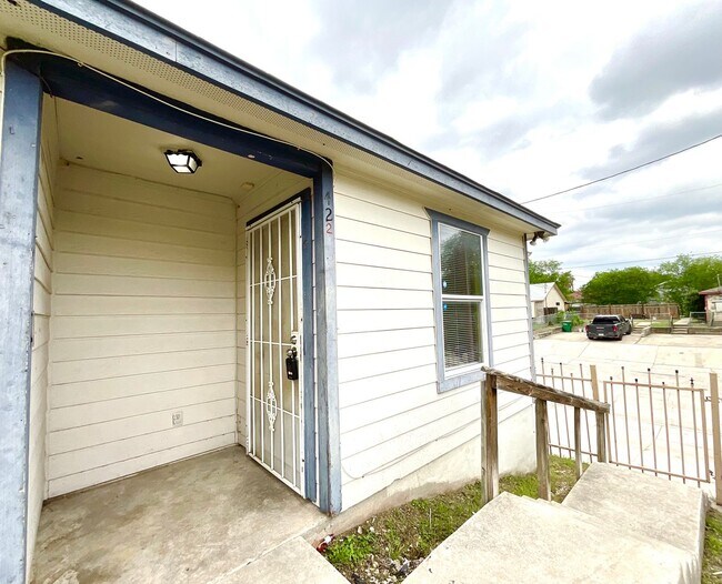Building Photo - **MOVE IN SPECIAL** Convenient & Low-Maintenance Living Near St. Mary’s University!