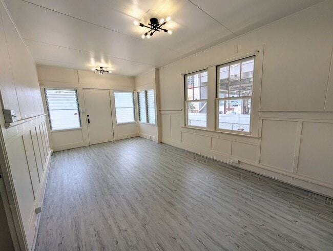 Building Photo - Centrally located 2 Bed, 1.5 Bath house in...