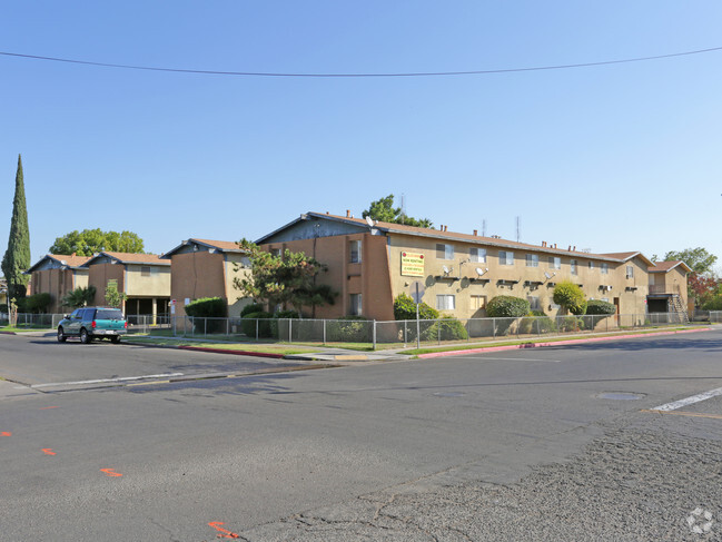 Primary Photo - College Manor