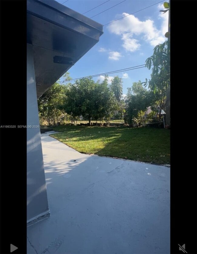 Building Photo - 3820 SW 16th St