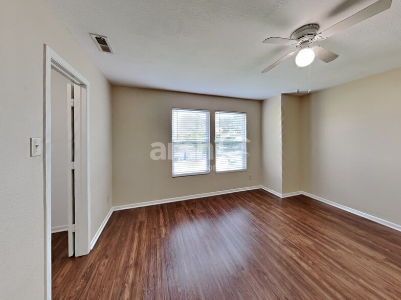 Building Photo - 8465 Wanda Lake Dr