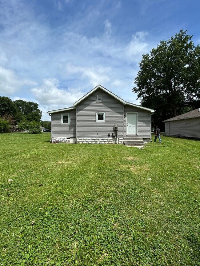 Building Photo - NOW PRE-LEASING! AVAILABLE 8/10/26!!! Adorable 3 Bedroom/1.5 Bathroom House