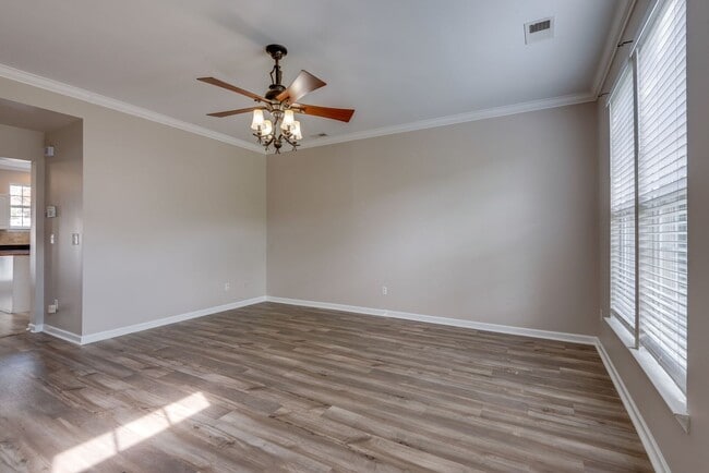 Building Photo - Beautiful Lenox Village Townhome!