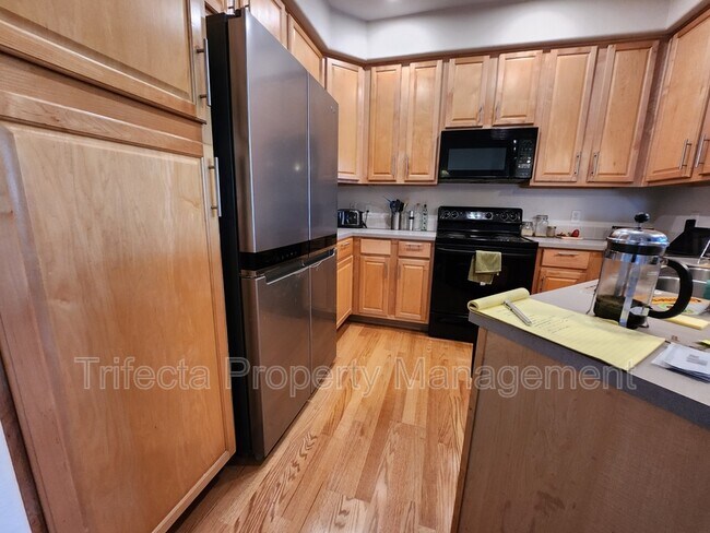 Building Photo - 5220 Boardwalk Dr