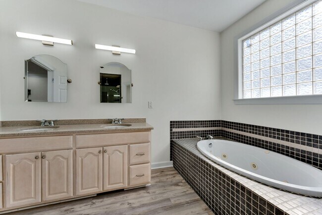 Building Photo - Beautiful Coastal Home for Rent – Ocean View / 17th Bay, Norfolk