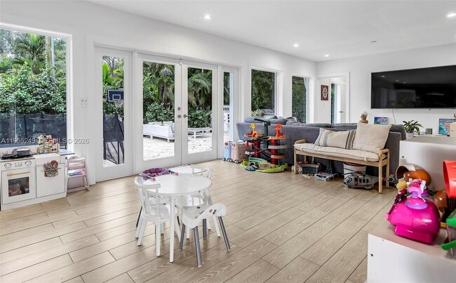 Building Photo - 1444 Mendavia Ave