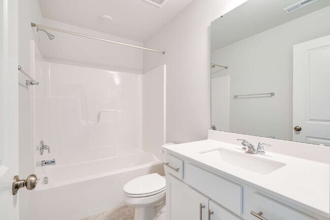 Building Photo - End-unit 3 bedroom townhome with Screened Porch!