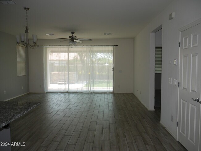 Building Photo - 10035 W Robin Ln