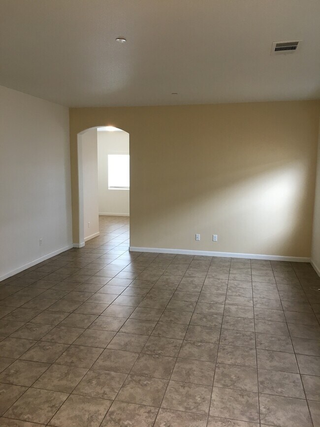 Building Photo - *Move in Special*