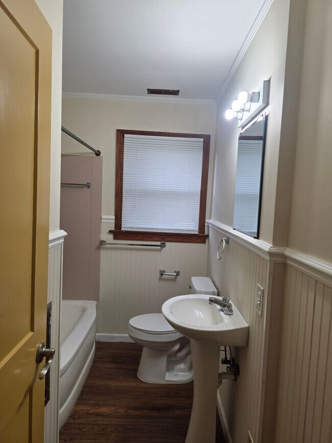 Building Photo - 3 Bedroom, 2 Bath home on a large lot with...