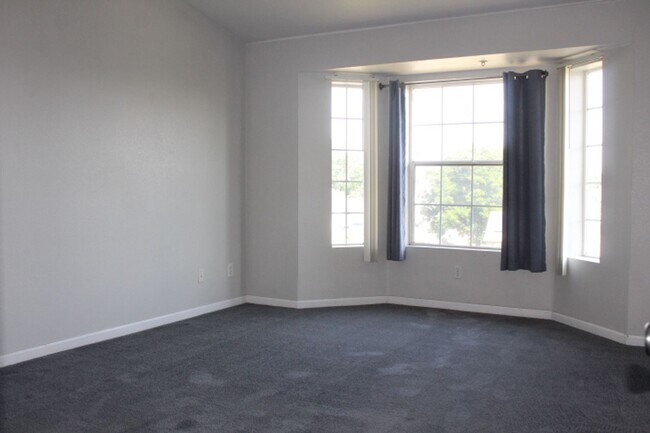 Building Photo - MOVE IN INCENTIVE - Two Weeks Free!!