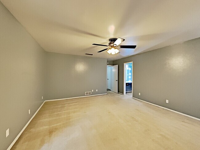 Building Photo - 2725 Forest Grove Dr