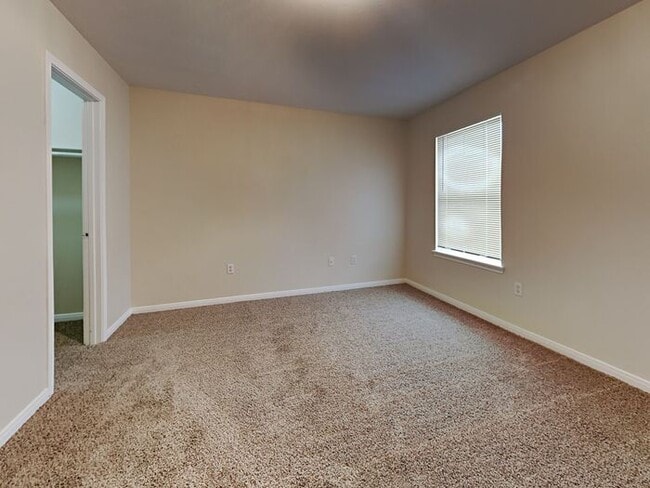 Building Photo - No Applications Fees* $500 off first month...