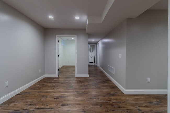 Building Photo - Contemporary Comfort and Versatility in a ...