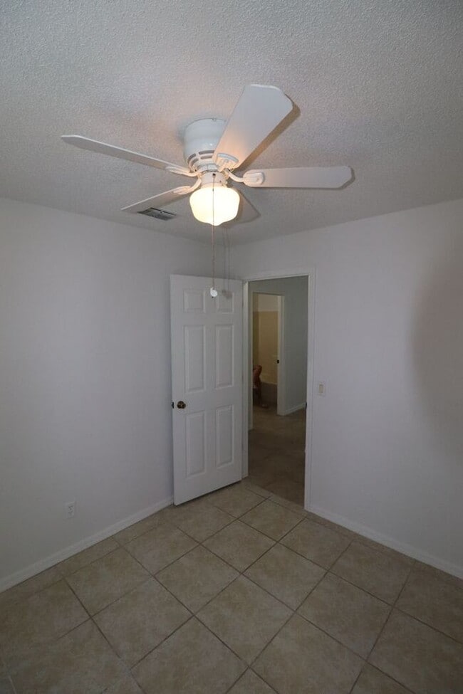 Building Photo - Corner of Curry Ford and Goldenrod 3 bedroom 2 baths and one car garage