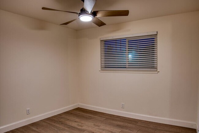 Building Photo - 1009 E Alexander Ave