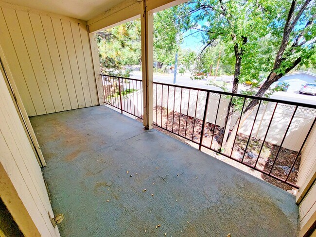 Building Photo - 3 Bedroom 2 Bath Condo Available Now!