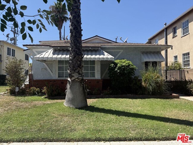 Primary Photo - 1935 N Hollywood Way