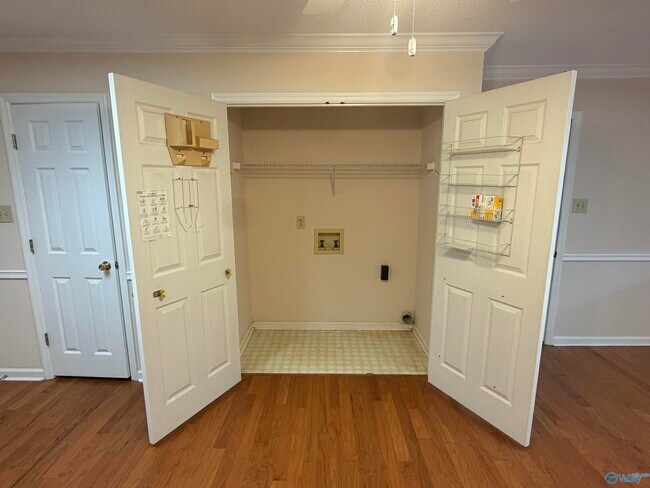 Building Photo - 701 Rigel Dr SW