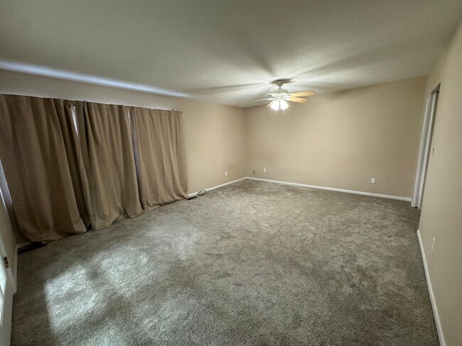 Building Photo - Stunning 2 bedroom townhouse