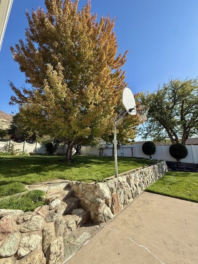 Building Photo - Charming 4-Bedroom Home in the Heart of Ce...