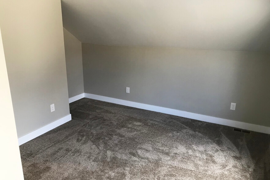 Main Bedroom - 206 N Hickory St