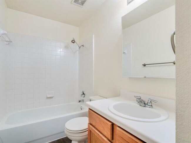 Building Photo - 804 Sheraton Ave