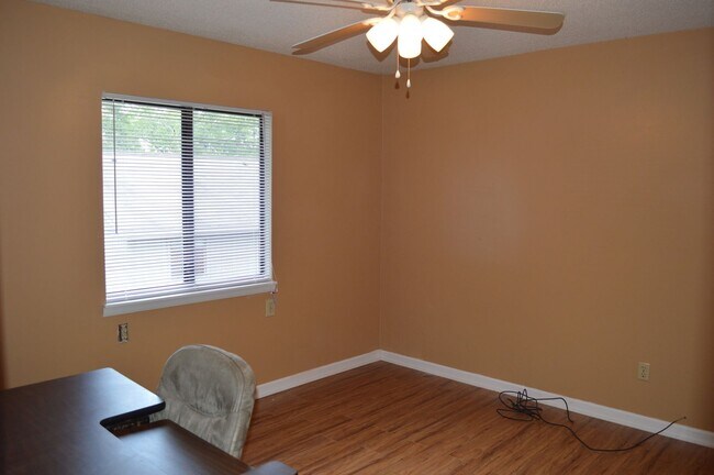 Building Photo - 2 Bedroom, 2 Bathroom Apartment in Cedarwood