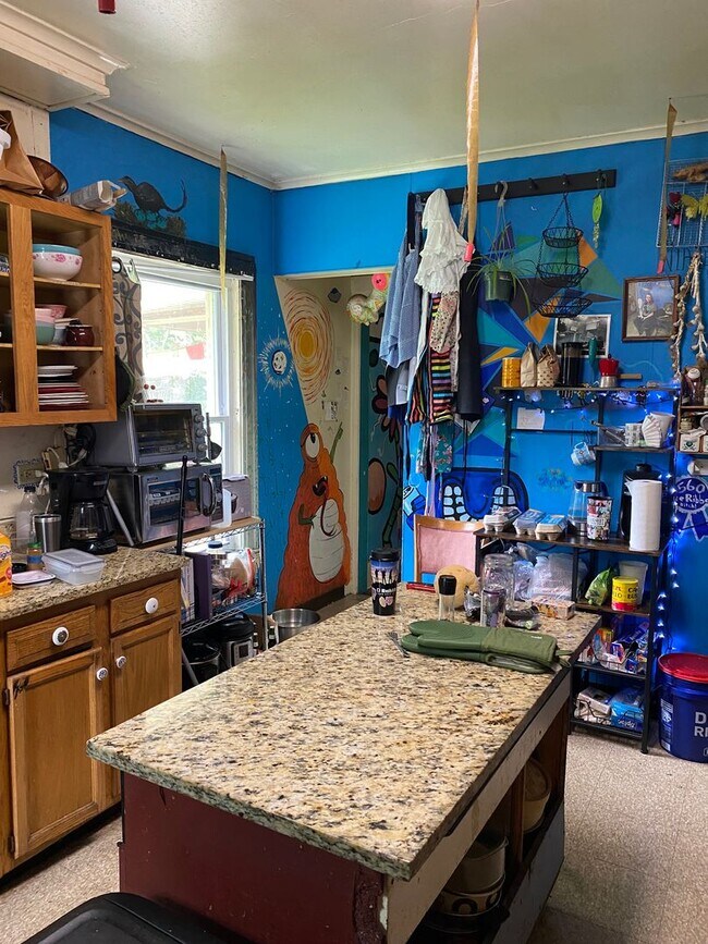 Building Photo - Available 6/1/26 Spacious 2nd/3rd Floor Du...