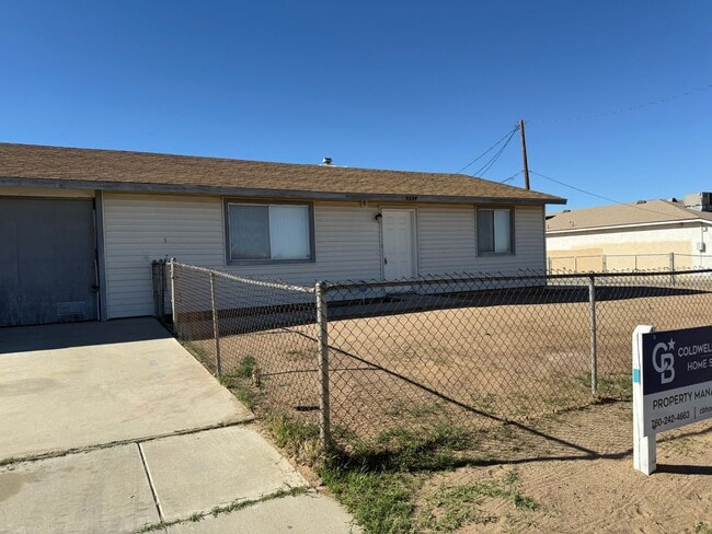 Building Photo - Hesperia Duplex-Spacious 2 Bedrooms, 1 Bathroom, New Interior Paint