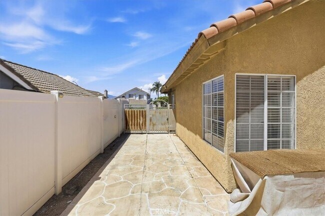 Building Photo - 421 Yellowstone Cir