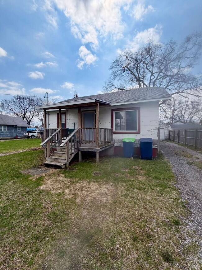 Building Photo - 2 bed, 1 Bath: Updated Inside!