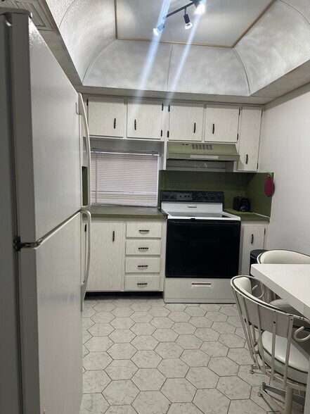 Building Photo - 250 Sunny Isles Blvd