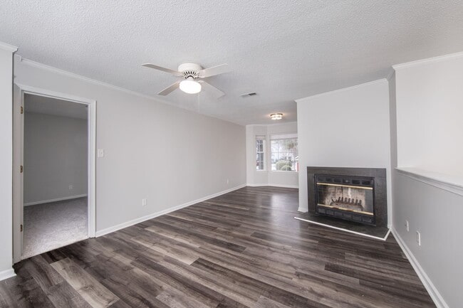 Building Photo - TWO ENSUITES!