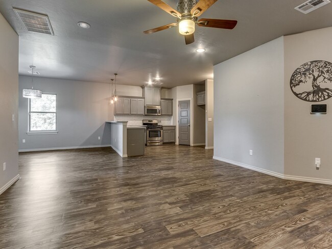 Building Photo - Newer Home + Putnam City Schools + 3 bedrooms