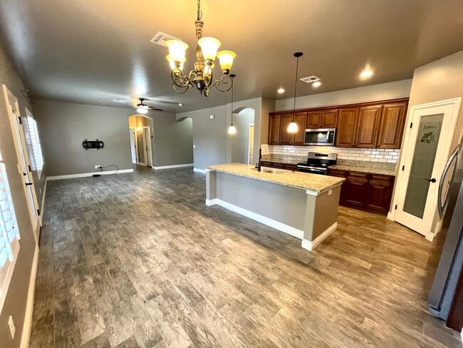 Building Photo - Beautiful 3 Bedroom Home in Central Kingman!