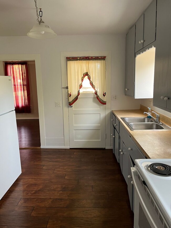 Building Photo - 2 story, 4 bedroom 1 bathroom home in Canyonville.