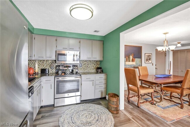 Building Photo - 10301 Lake Ave