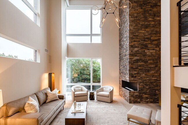 Building Photo - Old City Townhome with Parking