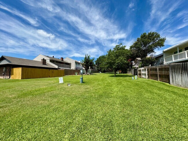Building Photo - Savannah Court Luxury Townhomes *Leasing S...