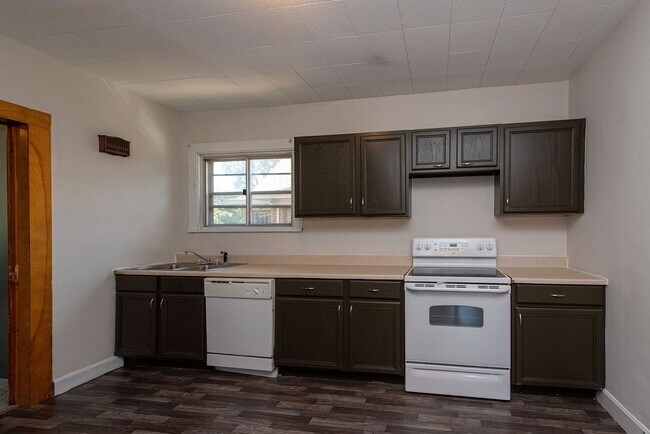 Building Photo - COVEDALE - Charming 3 bed apt, upstairs of...