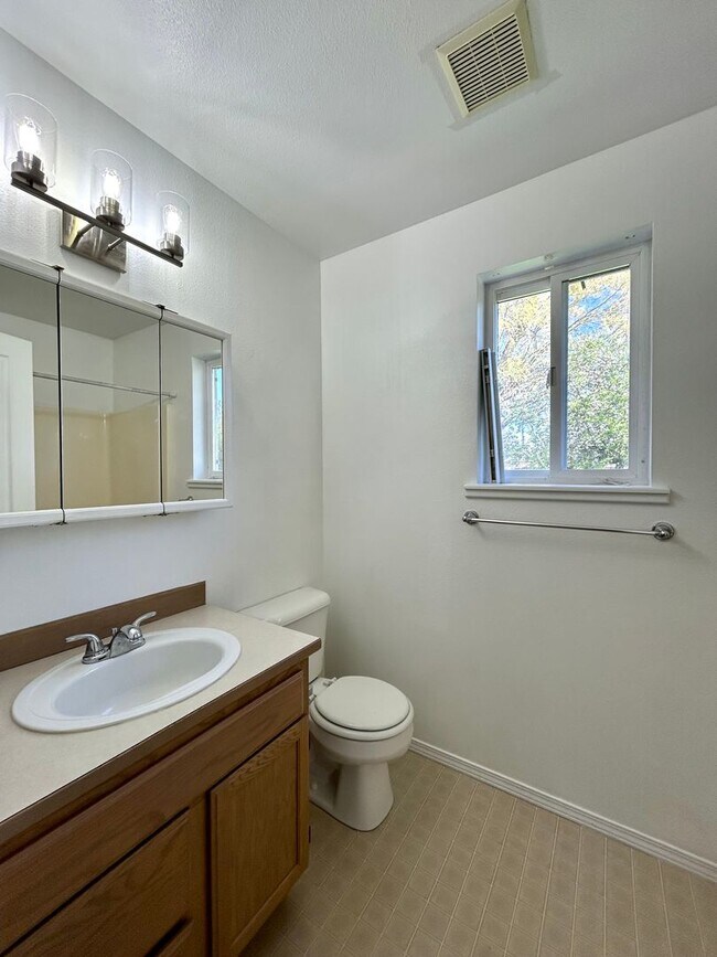 Building Photo - 3 Bed 2 Bath Home with Fenced Yard