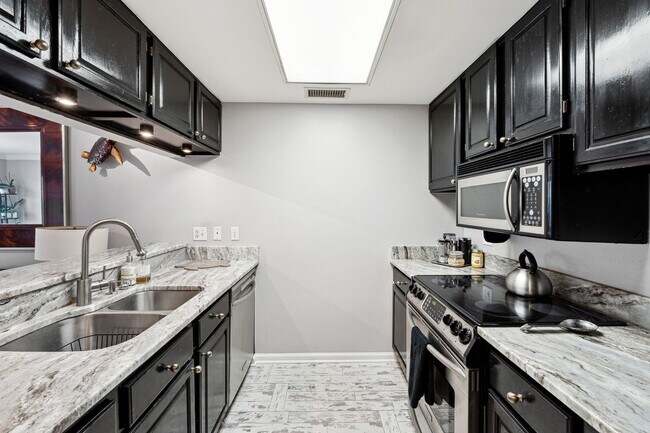 Building Photo - Renovated Condo with Skyline Views