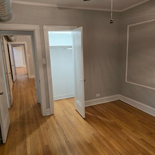 Building Photo - 7529 N Claremont Ave