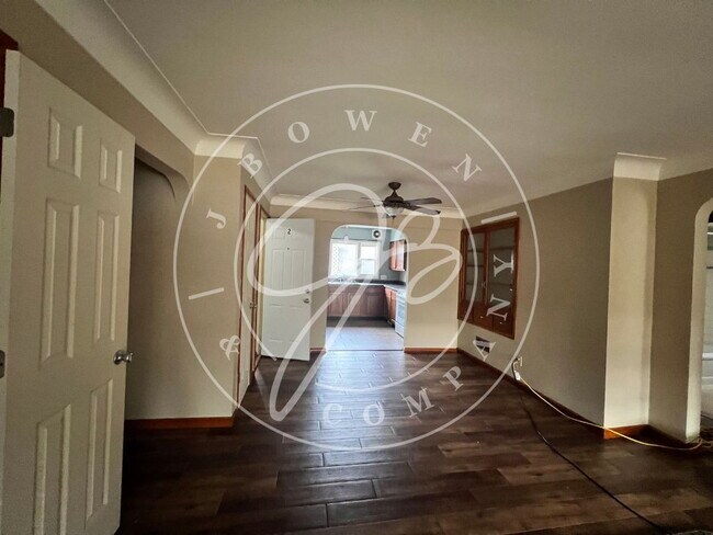 Building Photo - "Spacious & Inviting 2-Bedroom apartment i...