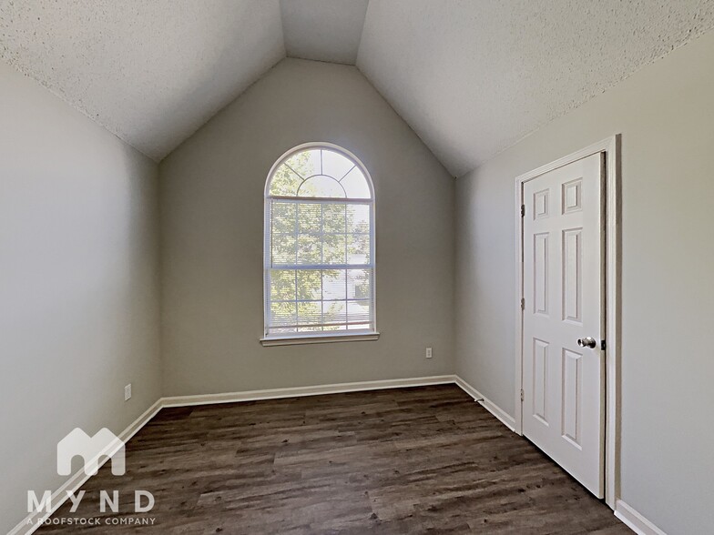Building Photo - 1128 Village Oaks