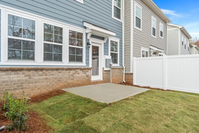 Building Photo - Like Brand New Luxury Townhome in Matthews!
