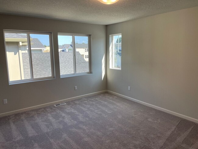 Building Photo - Stylish & Comfortable Living with Fireplace, Island Kitchen, and Private Suite, parks and playgro...