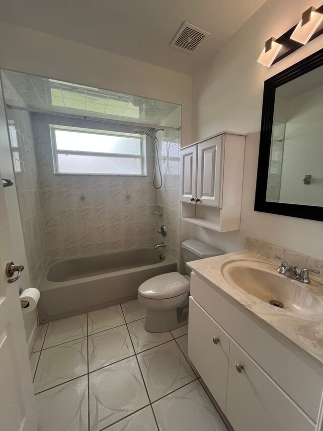 Building Photo - Single family Home with Florida room!