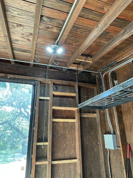 Building Photo - 617 Acacia Ln